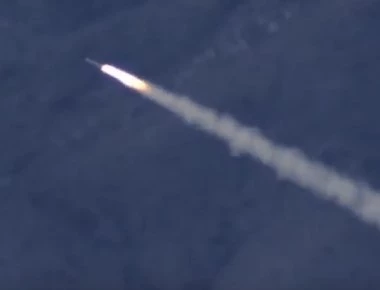 Βίντεο: Βολή αντιαεροπορικού βλήματος Stinger επι οχήματος Stryker